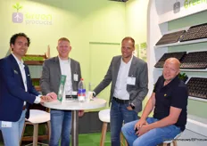 Geert Maris of TTA (left) visits the Green Products stand for a good talk with Jan Dons, Matthijs van den Berg and a good customer.               